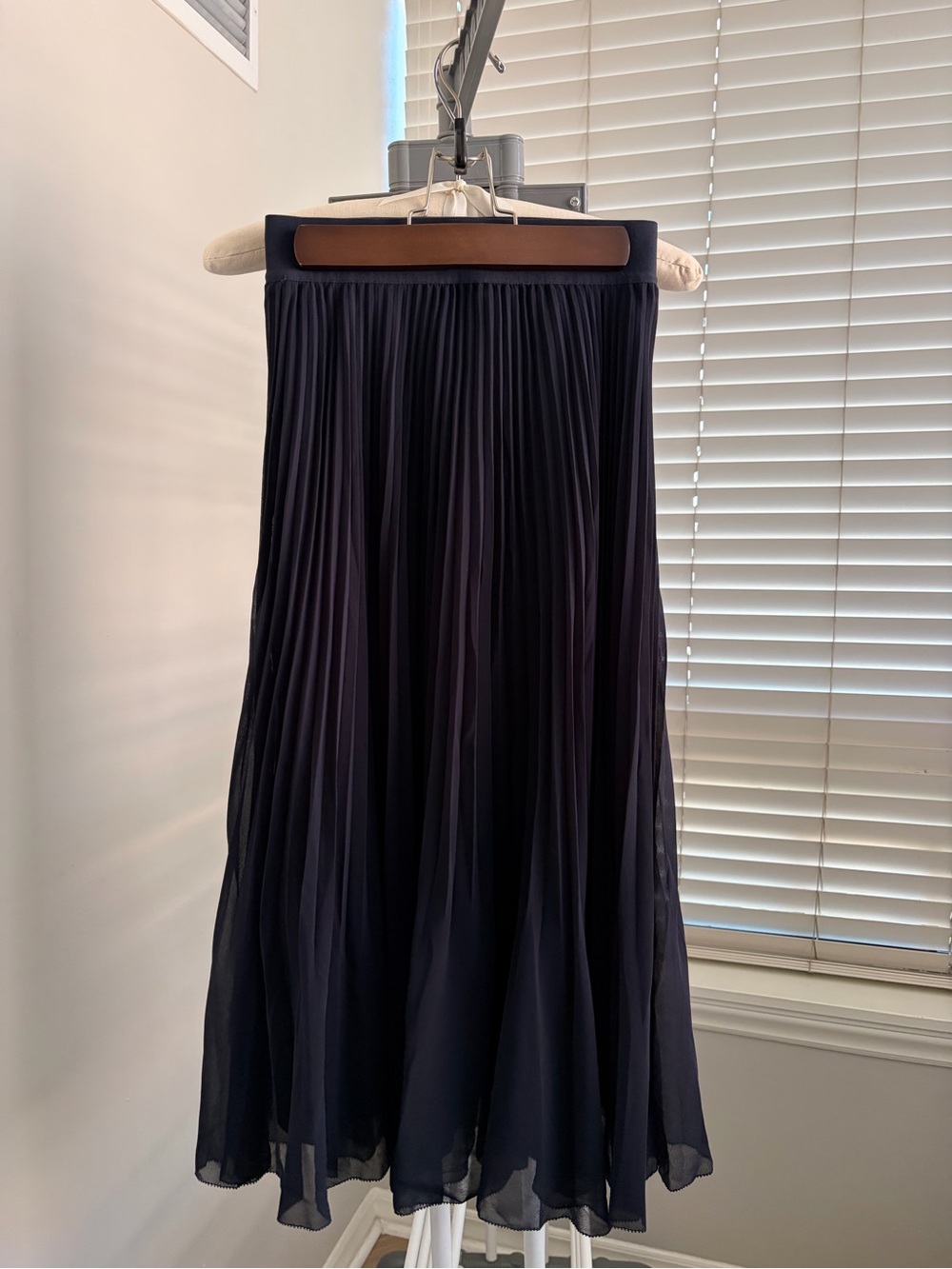 Aritzia Pleated Midi Skirt Navy Size XS